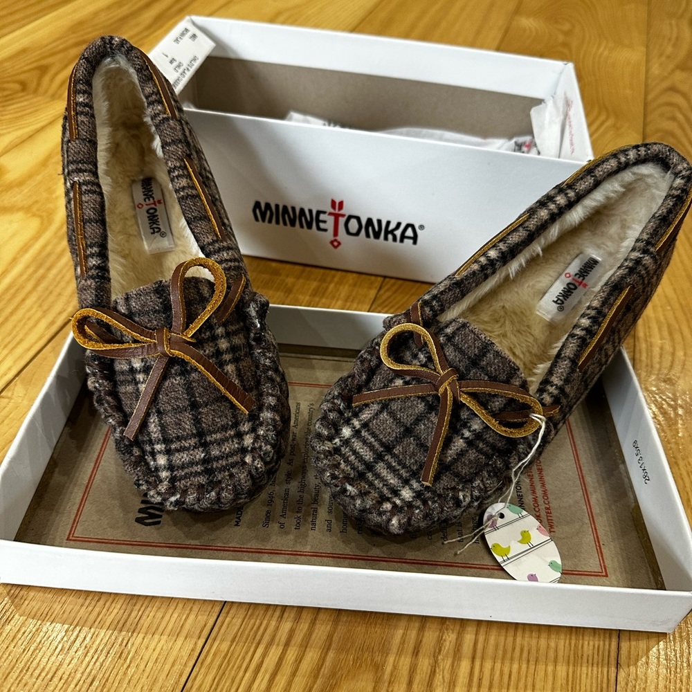Kids Minnetonka slippers Size 1